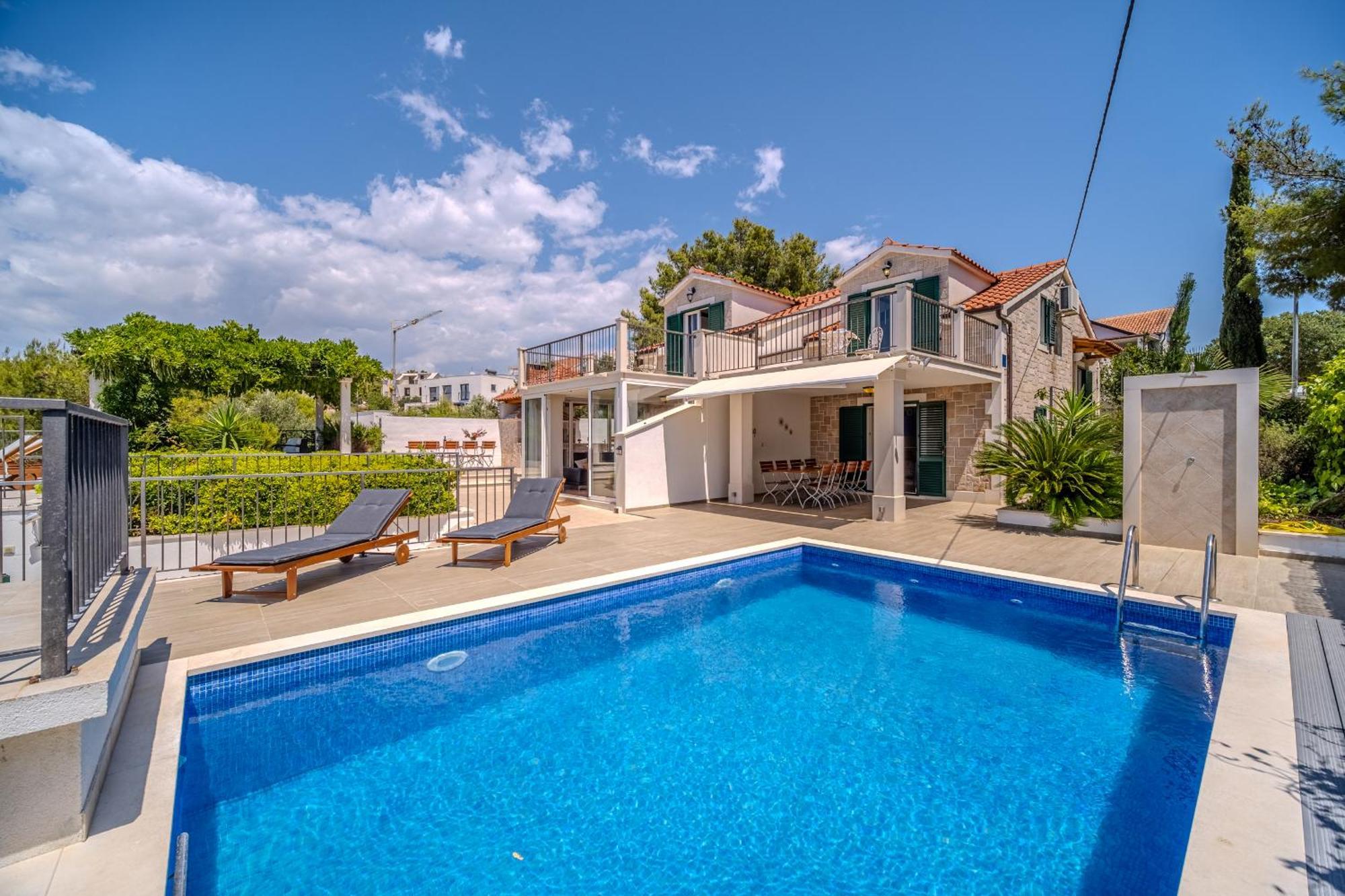 Villa Julia With Heated Pool, Ideal For Large Groups Milna  Exteriör bild