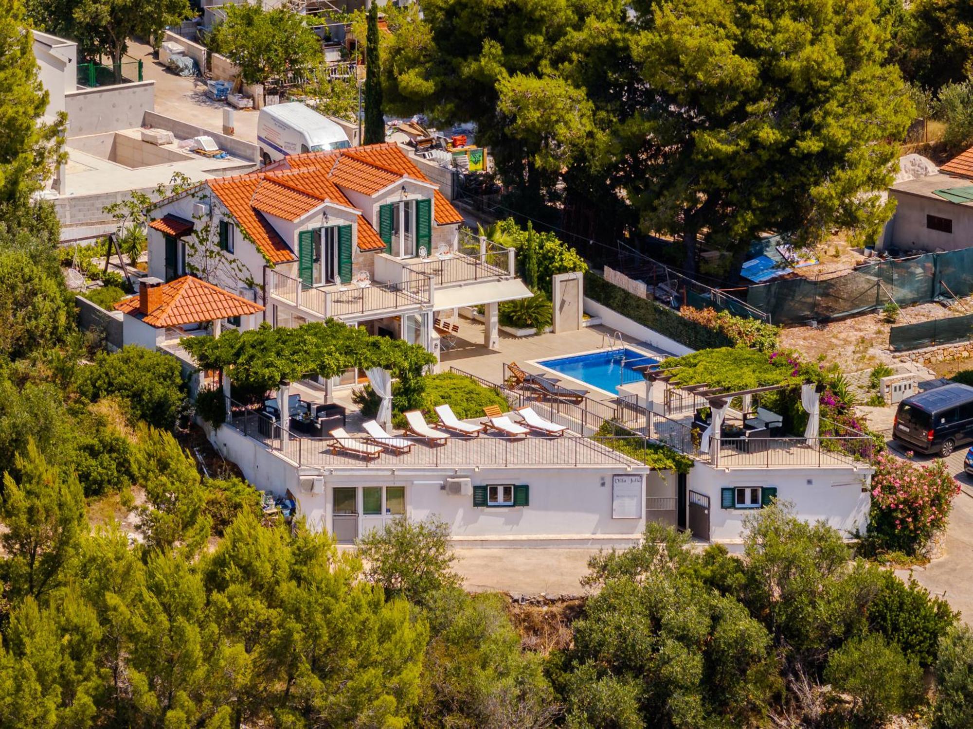 Villa Julia With Heated Pool, Ideal For Large Groups Milna  Exteriör bild