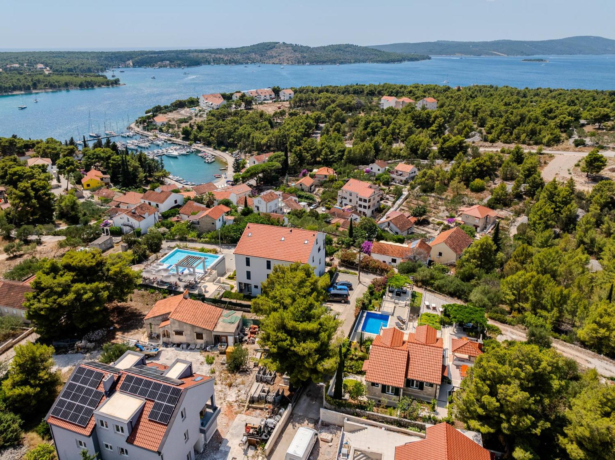 Villa Julia With Heated Pool, Ideal For Large Groups Milna  Exteriör bild