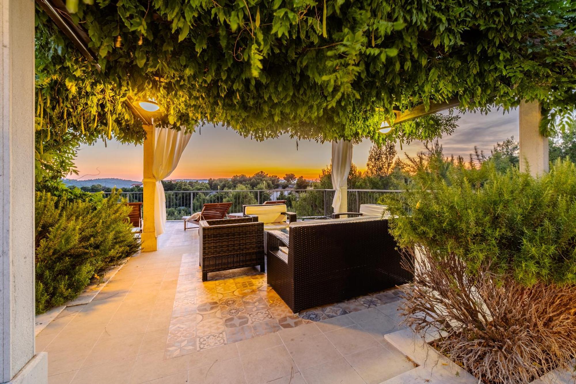 Villa Julia With Heated Pool, Ideal For Large Groups Milna  Exteriör bild