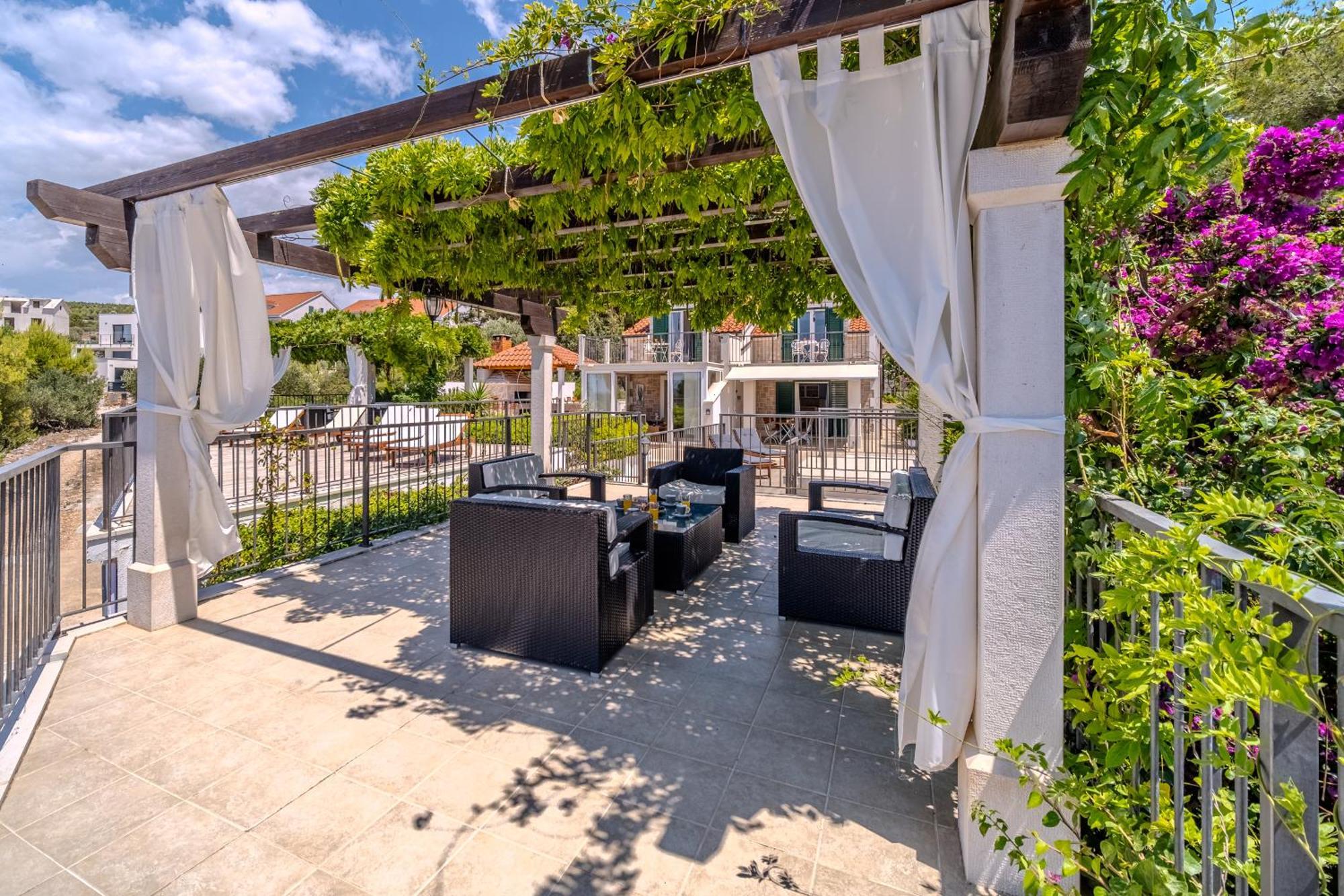 Villa Julia With Heated Pool, Ideal For Large Groups Milna  Exteriör bild