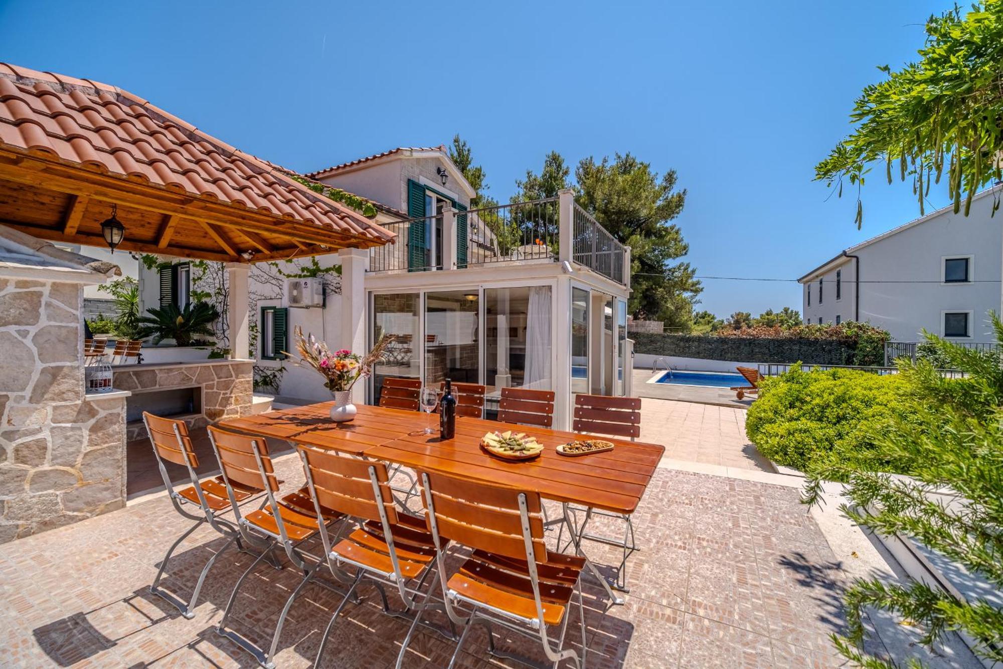 Villa Julia With Heated Pool, Ideal For Large Groups Milna  Exteriör bild