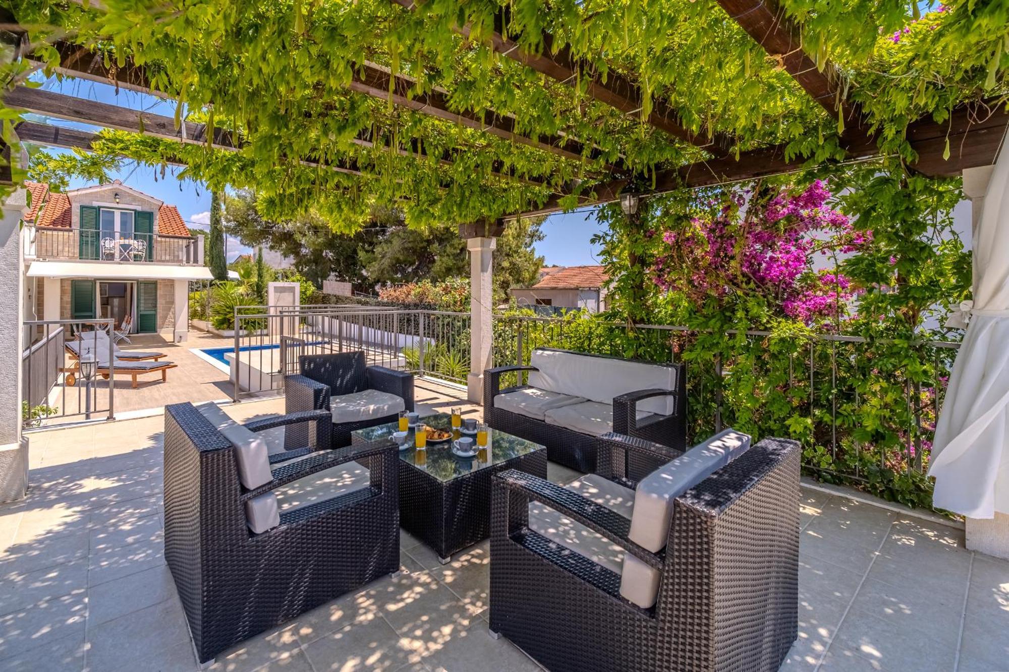 Villa Julia With Heated Pool, Ideal For Large Groups Milna  Exteriör bild