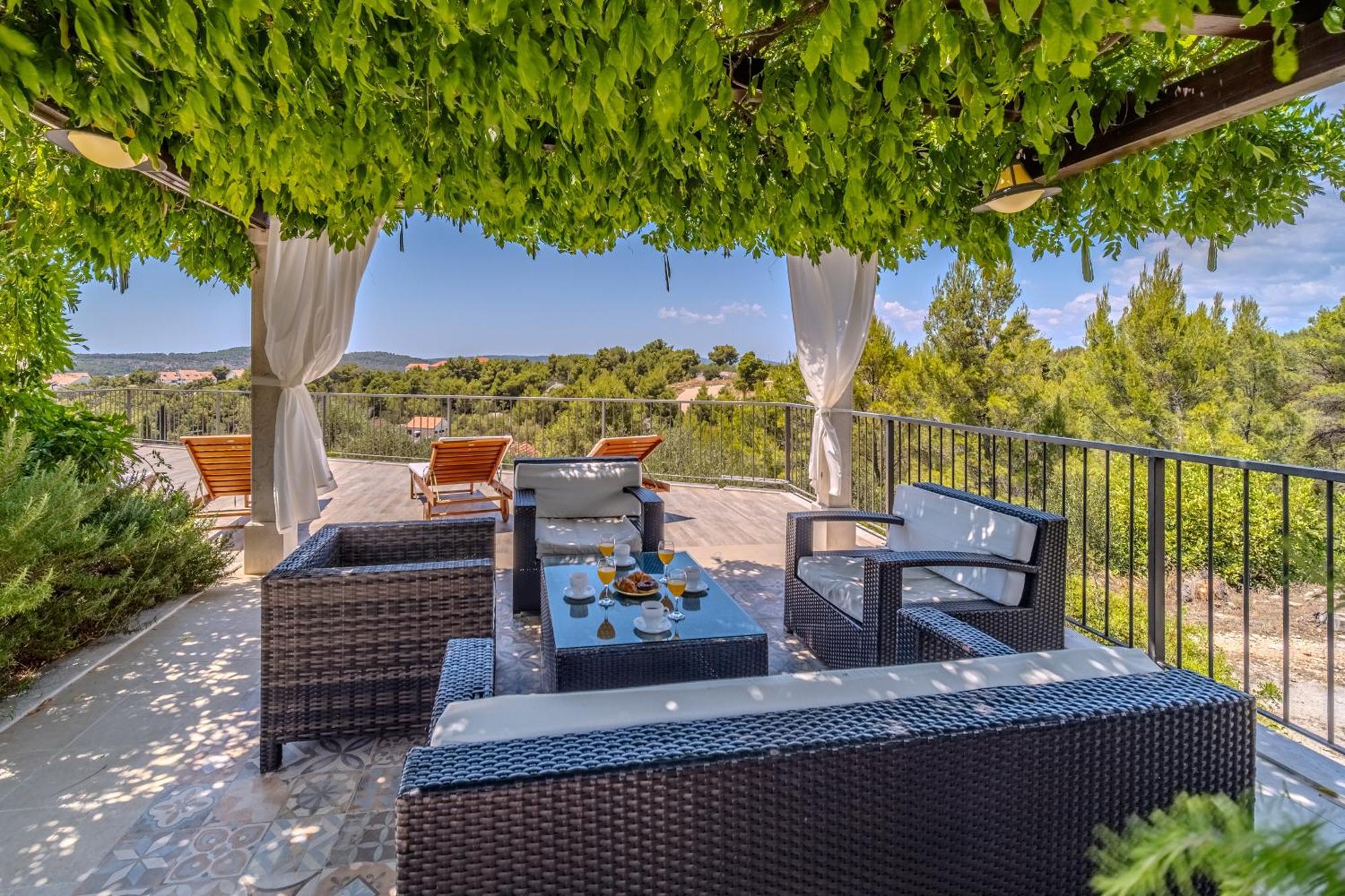 Villa Julia With Heated Pool, Ideal For Large Groups Milna  Exteriör bild