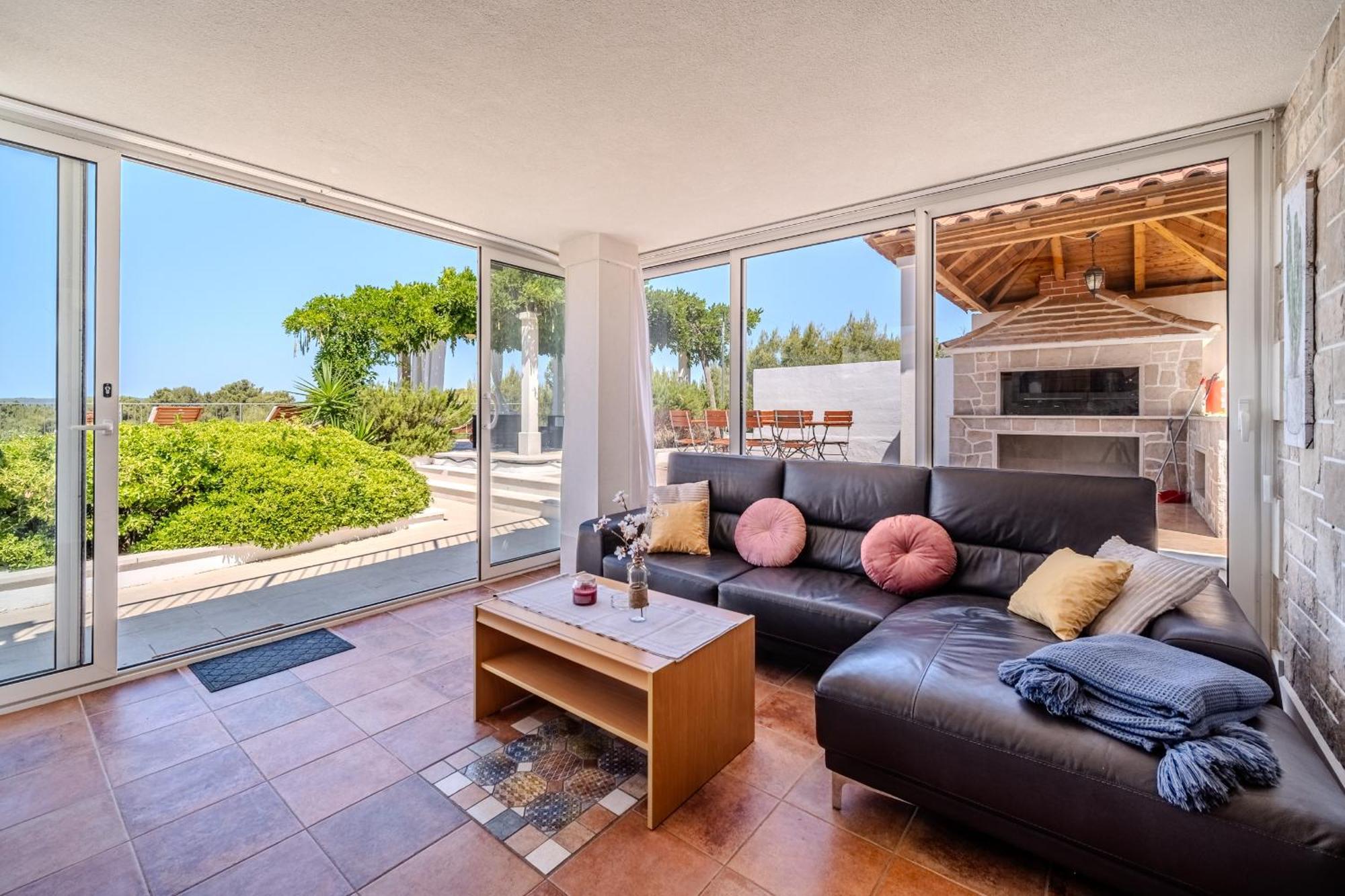 Villa Julia With Heated Pool, Ideal For Large Groups Milna  Exteriör bild