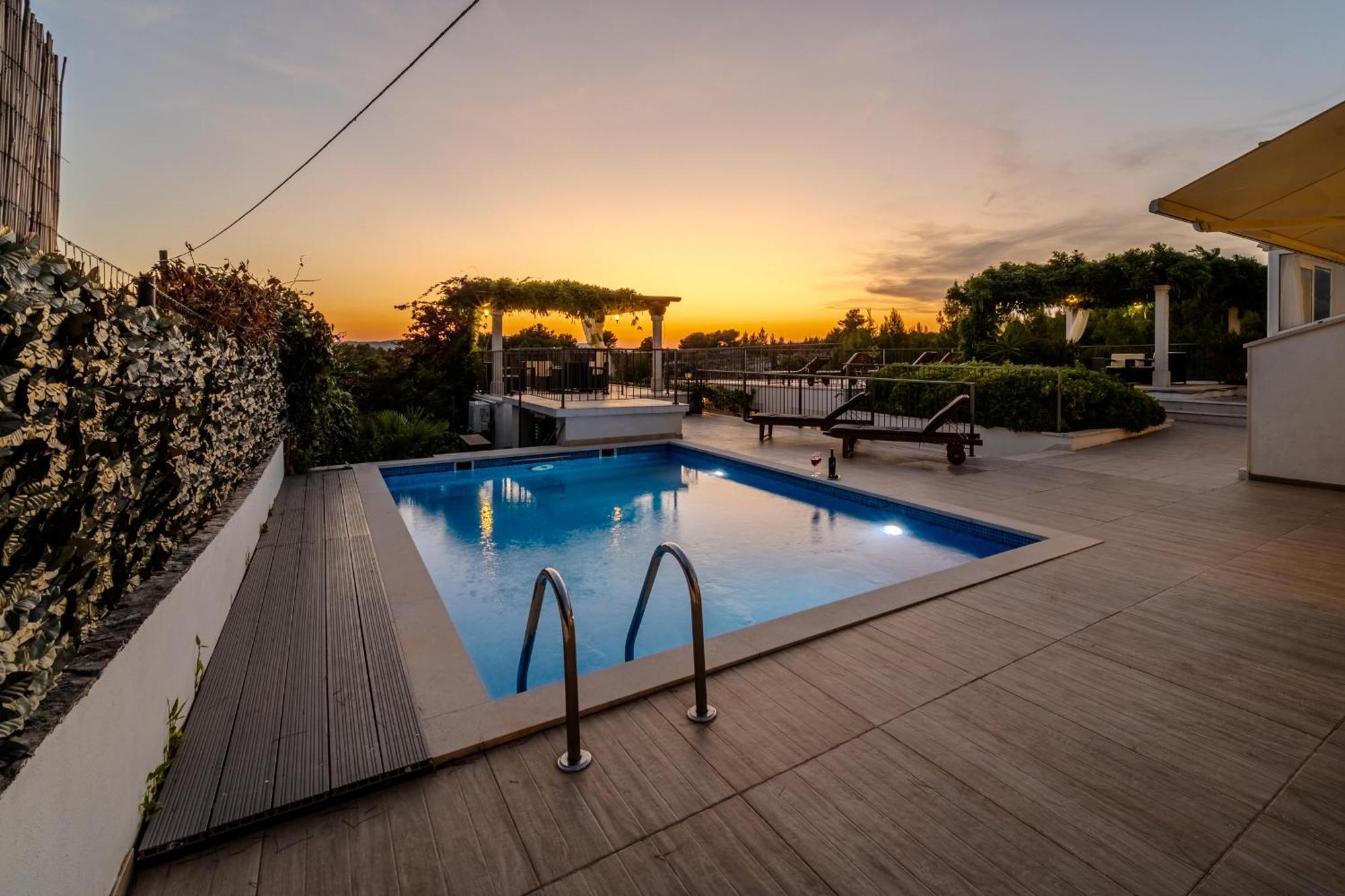 Villa Julia With Heated Pool, Ideal For Large Groups Milna  Exteriör bild