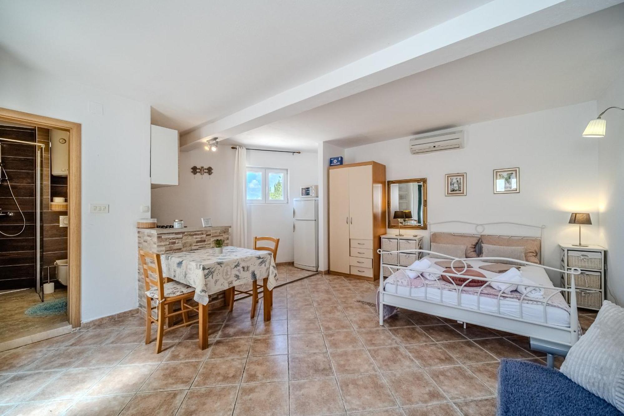 Villa Julia With Heated Pool, Ideal For Large Groups Milna  Exteriör bild