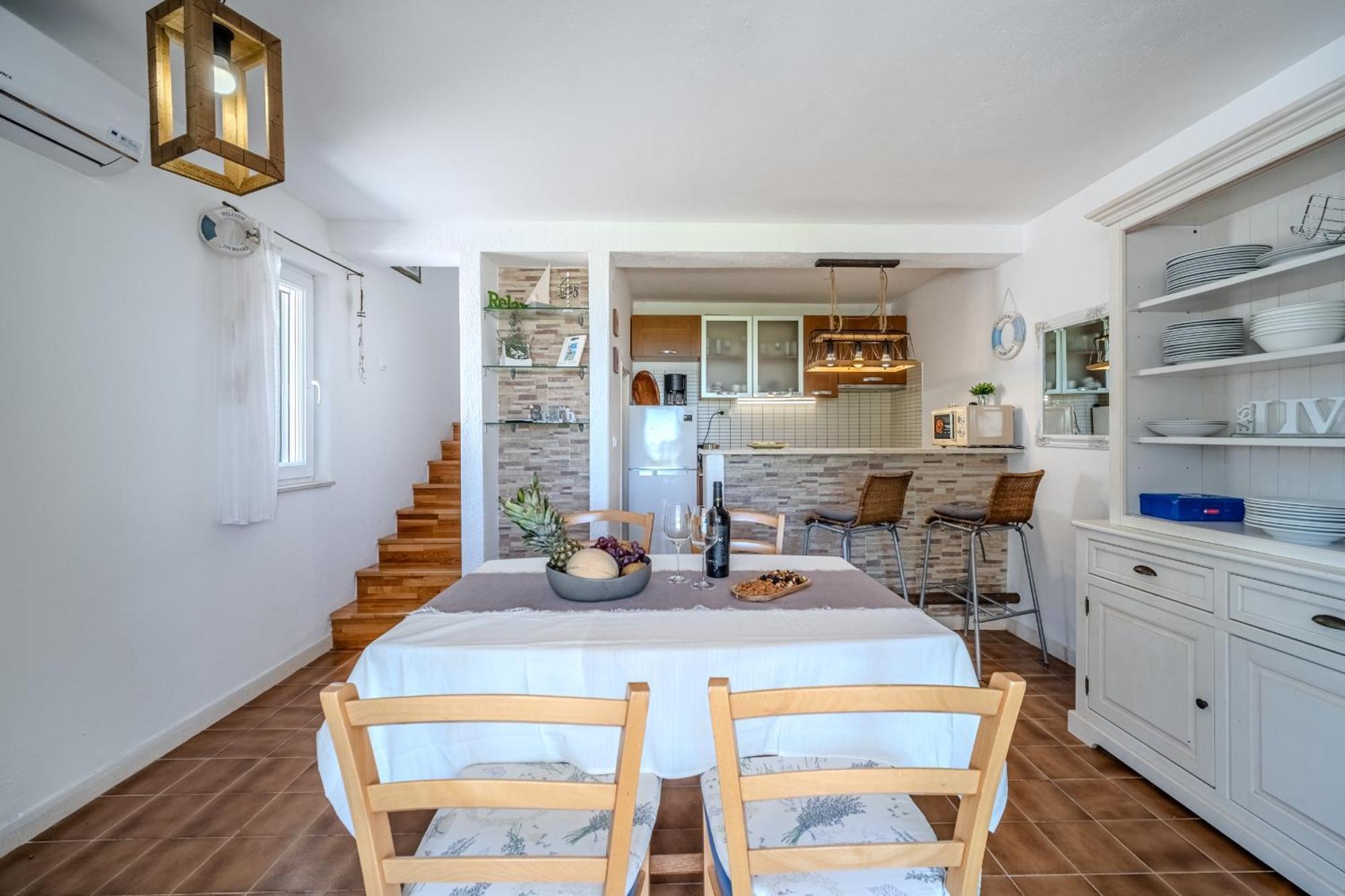 Villa Julia With Heated Pool, Ideal For Large Groups Milna  Exteriör bild
