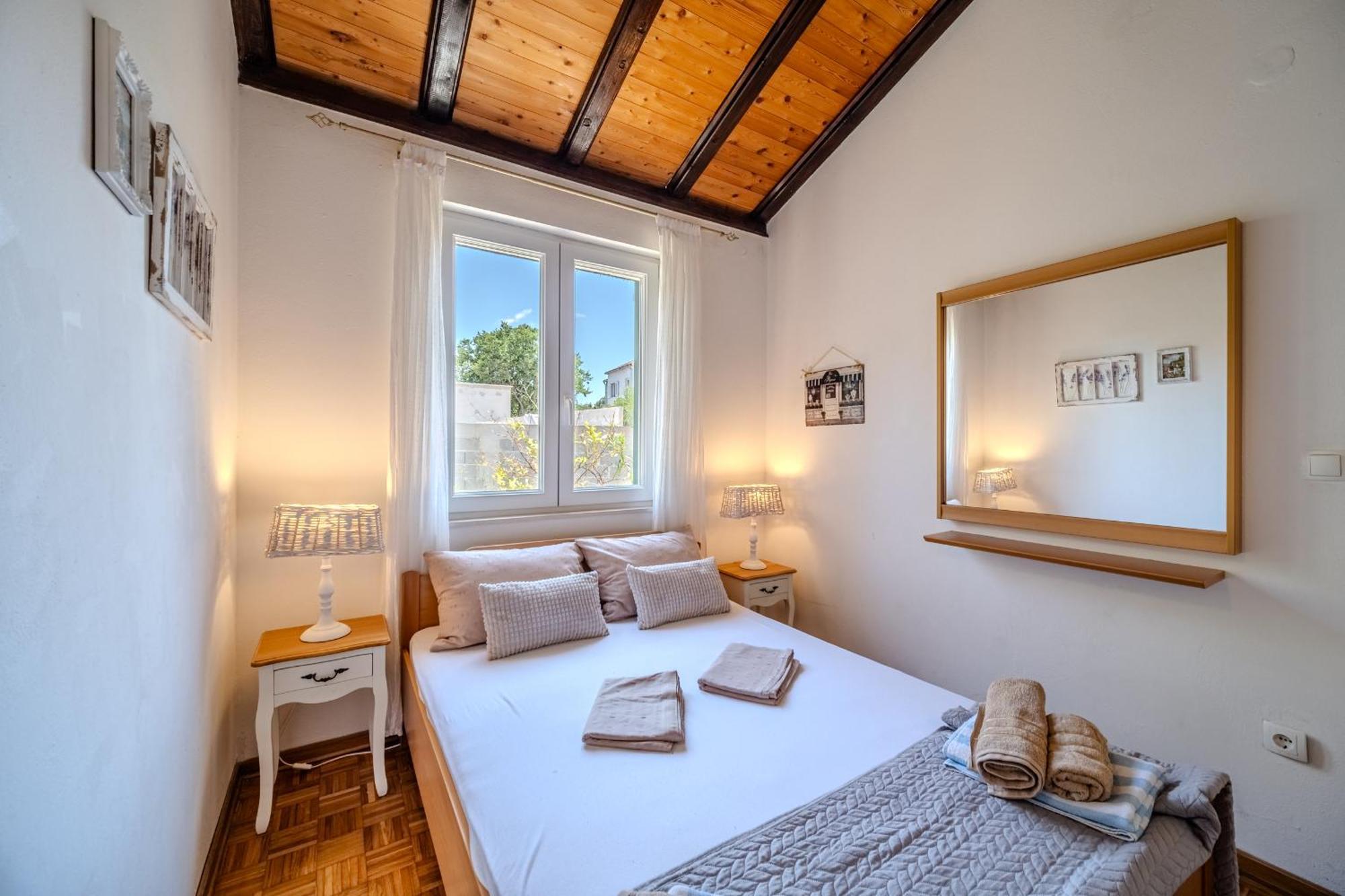 Villa Julia With Heated Pool, Ideal For Large Groups Milna  Exteriör bild