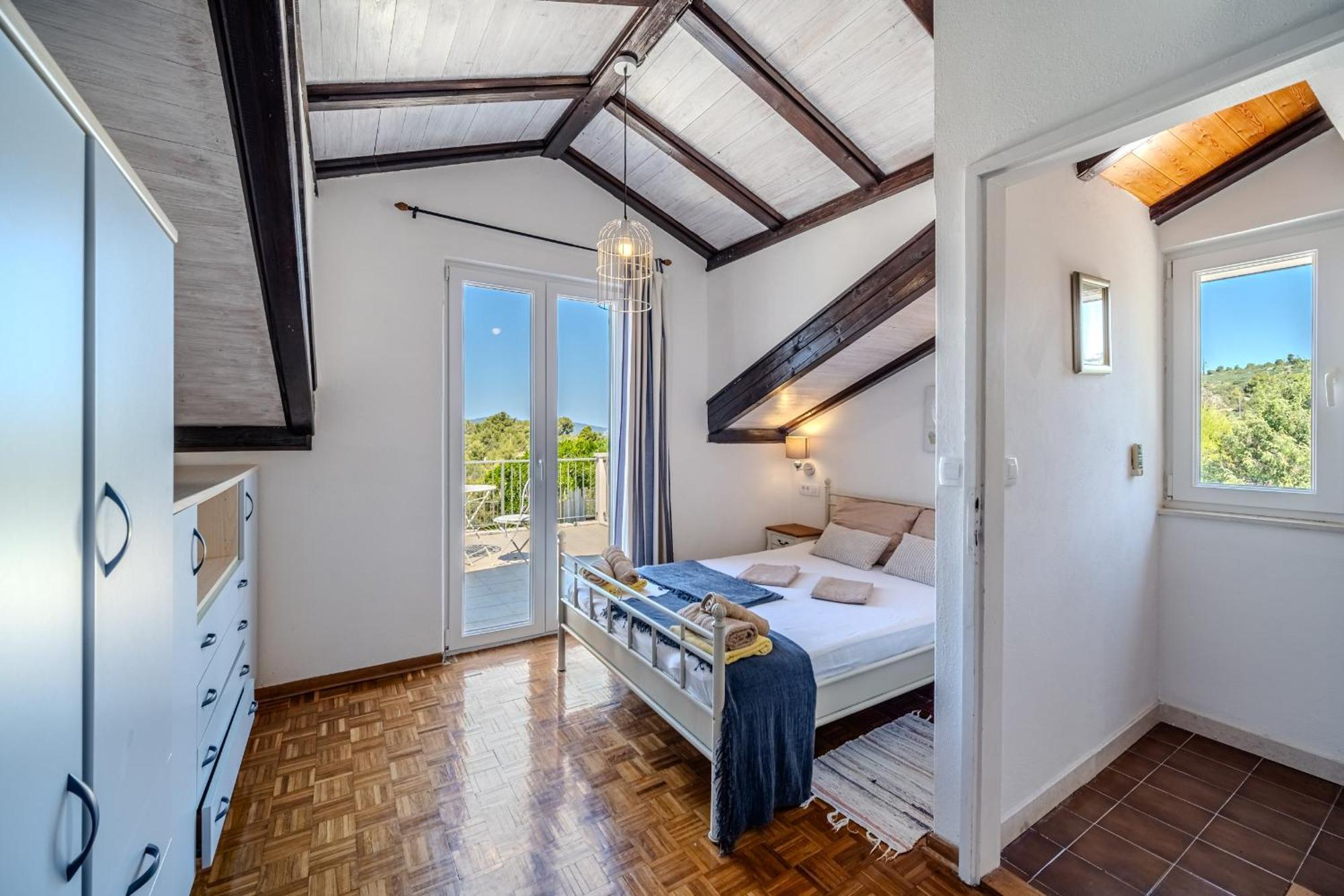 Villa Julia With Heated Pool, Ideal For Large Groups Milna  Exteriör bild